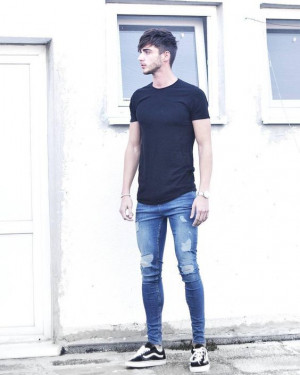 Black t shirt with jeans: 