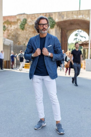 Blue sneakers outfit men: 
