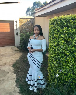 Black and white traditional dresses: 