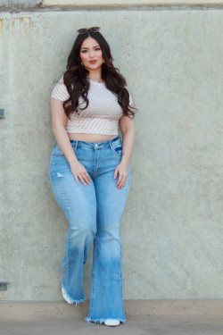 Stylish and Comfortable Flared Jeans for All Sizes and Tastes: 