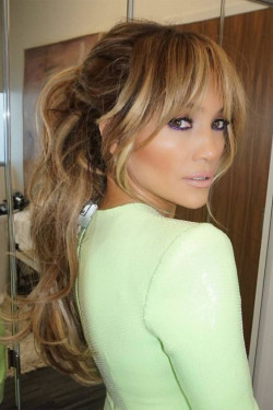 She's totally owning that sassy ponytail swirl with flirty curtain bangs!: 