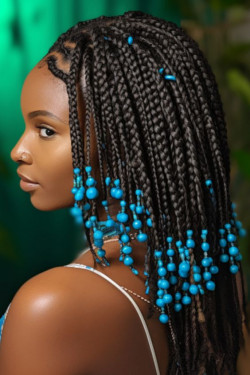 Aww, those midnight knotless braids are just adorable, especially with those whispers of ocean blue: 