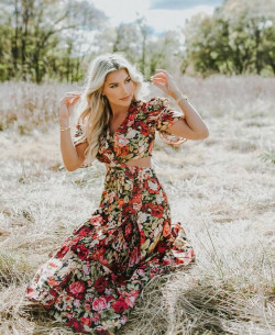 Country Charm and Sexy Style, All in That Floral Dress!: beauty,  melanie collins,  day dress  
