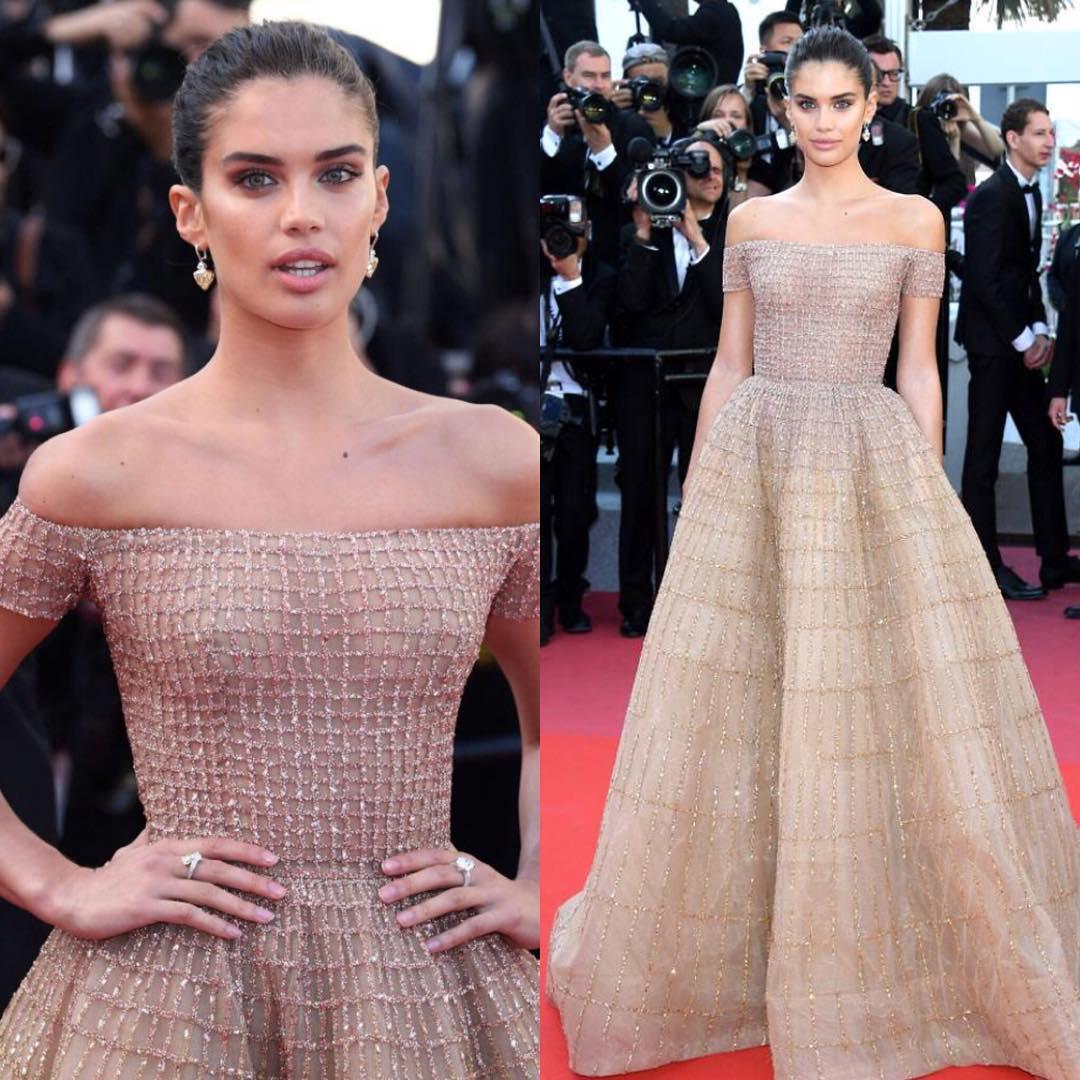 Looking gorgeous in this. You can also try this look, if you are looking for some simple but gorgeous dress!: Red Carpet Dresses,  Celebrity Fashion,  Sara Sampaio  