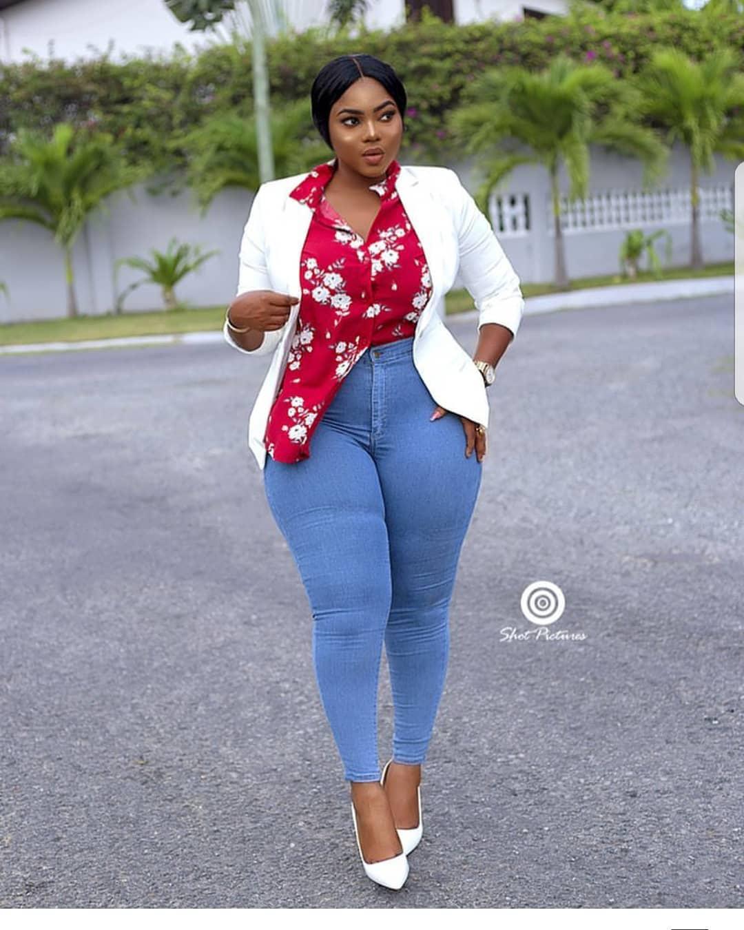 Office Dress Ideas For Thick Girls: blue jeans outfit,  black girls jeans outfit  