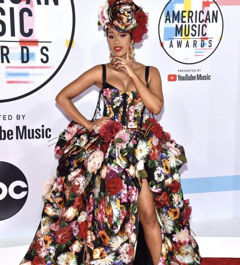 Cardi subió al escenario para aceptar el primer premio de la noche, Mejor Artista de Rap/HipHop: 