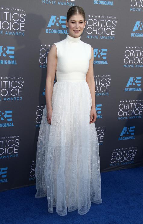 Rosamund Pike in Maison Valentino: 