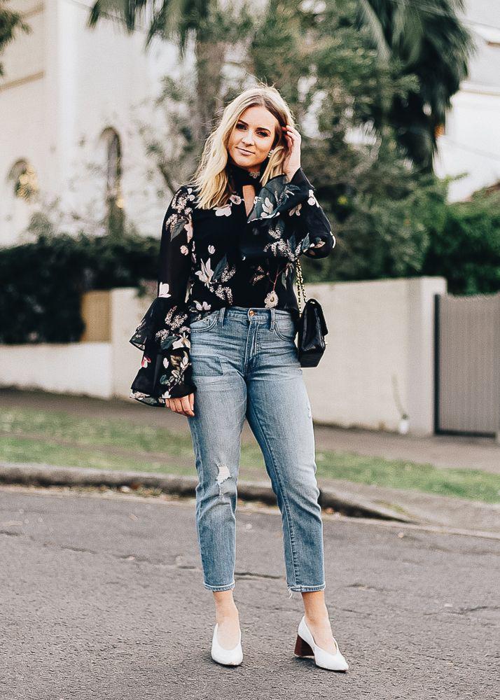 Beautiful bell sleeve floral top with classic jeans – Denim Outfits 2019 on Stylevore