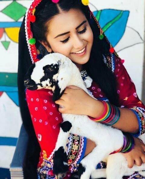 Roshni Walia Desktop Wallpaper: Roshni Walia,  Roshni Walia Instagram  