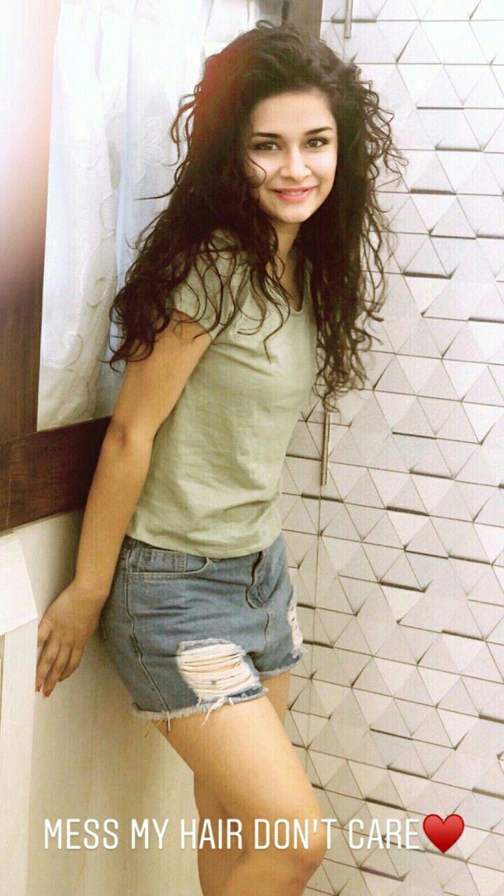 Ek Mutthi Aasmaan.: Avneet Kaur  