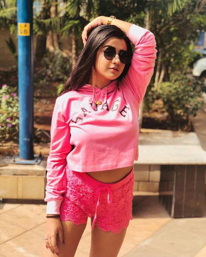 Roshni Walia Desktop Wallpaper: Roshni Walia,  Ranbir Kapoor,  Roshni Walia Hot Pics,  Roshni Walia Instagram  