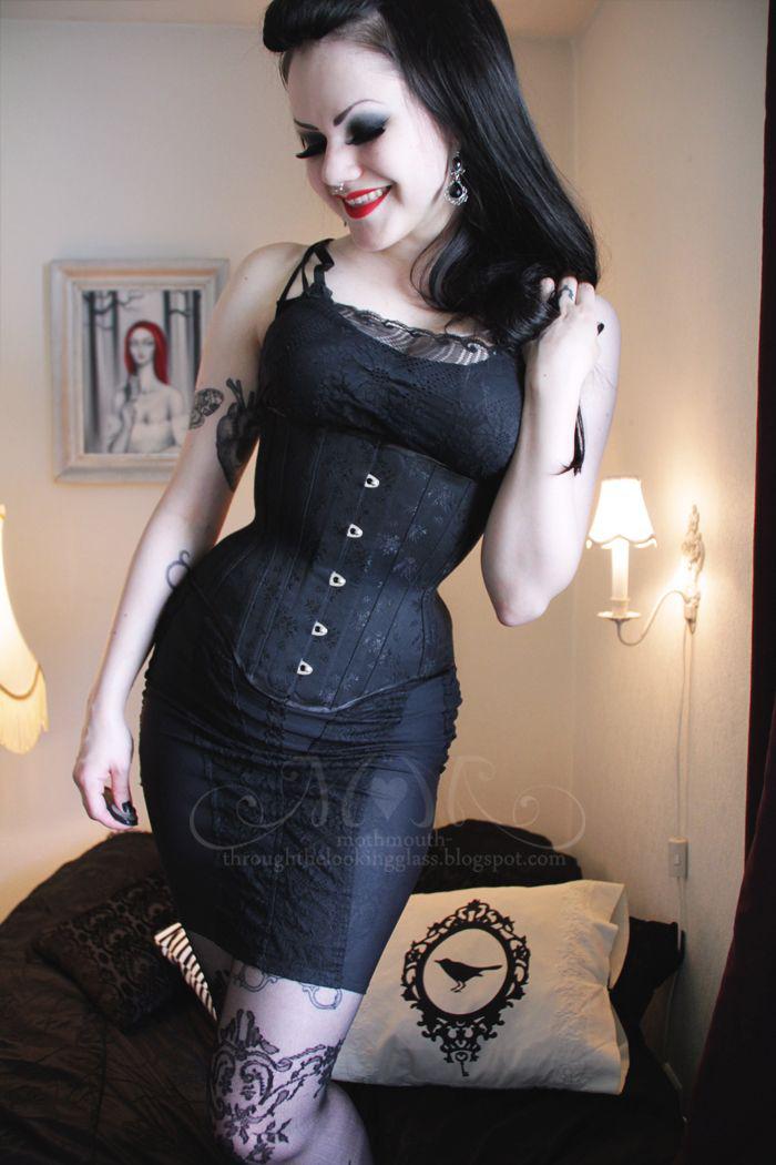 Styling Tips For A Goth Look: Pin-Up Girl,  Maternity clothing,  Gothic fashion,  Goth dress outfits  