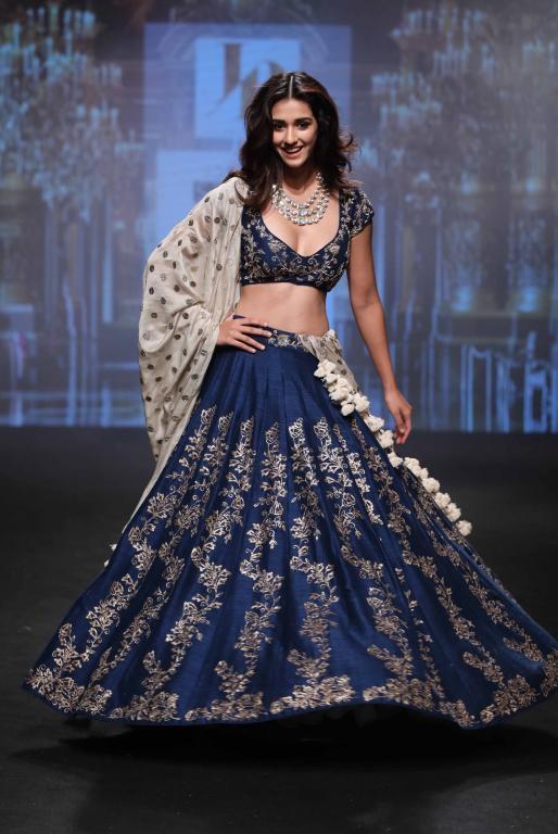 Showstopper Looks at Lakme Fashion Week Summer/Resort 2017: Disha Patani  