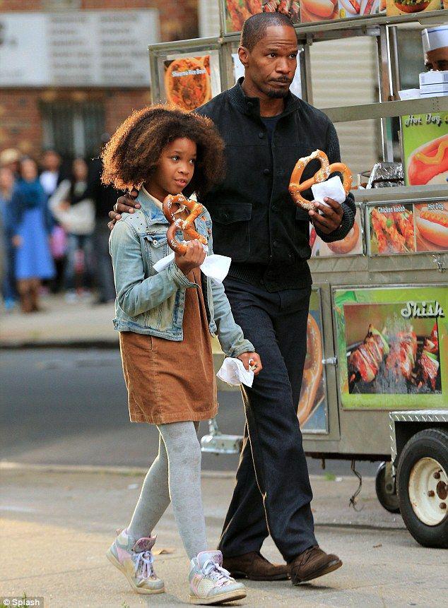 amie Foxx and co-star Quvenzhane Wallis bond over pretzels.: 