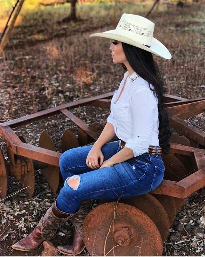 Morden cowgirl outfits with boots: cowgirl hat  