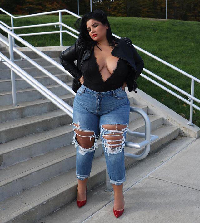 Plus Size Jeans Outfits For Parties: Slim-Fit Pants,  Hourglass figure,  Hot Plus Size Model  