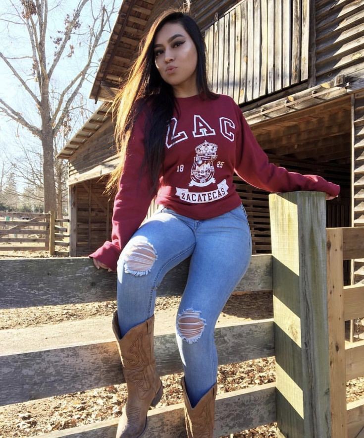 Cowgirl Outfit - Hot Mexican girl in Cowboy Boots