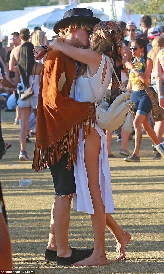 Gigi hadid and cody simpson coachella: 