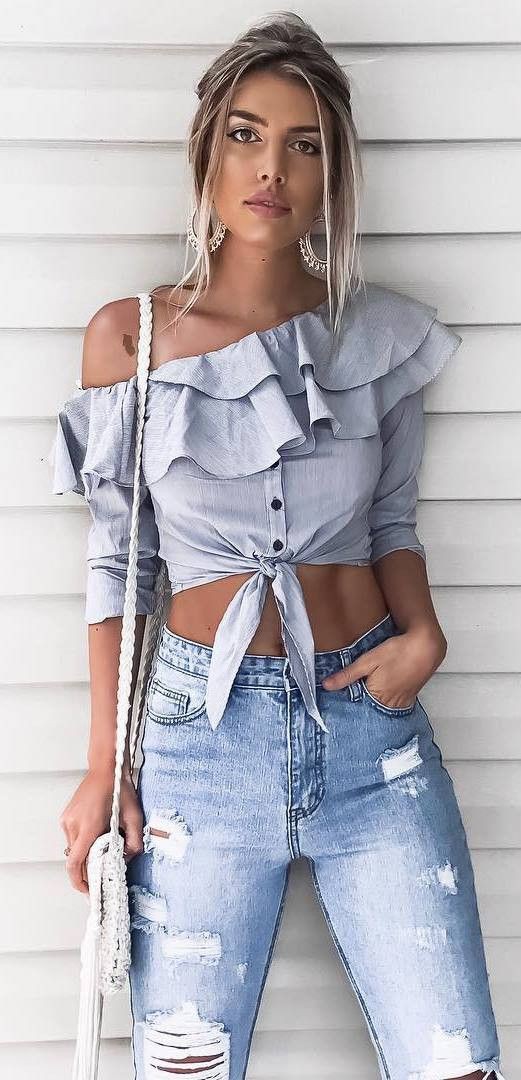Trendy summer outfits: High Waisted Jeans  