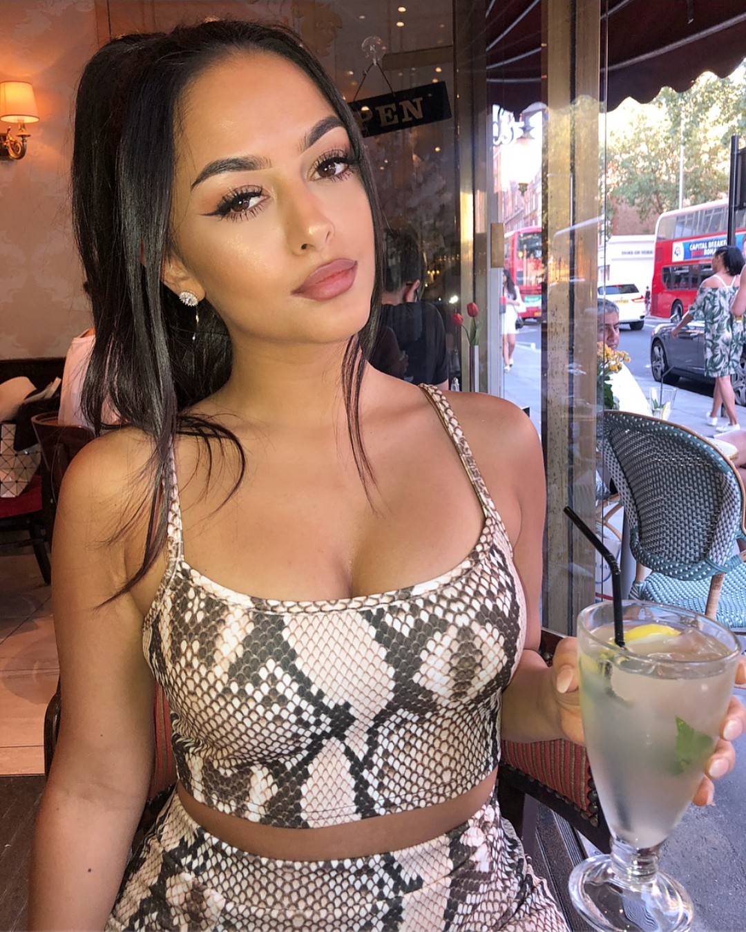 Negz Negar Cute Instagram Pics: Huda Beauty,  Hot Curvy Girls,  Lilly Lashes,  Negz Negar  