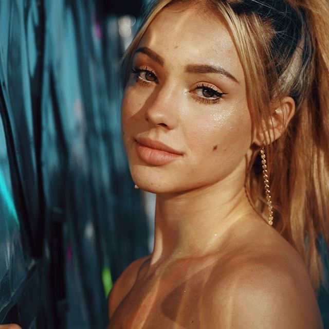 Charly Jordan,  Feathered hair,  Hair coloring: Las Vegas,  Hair Color Ideas,  Brown hair,  Layered hair,  Feathered hair,  Pretty Girls Instagram  