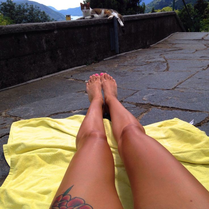 Molly Qerim Feet Pictures: Hot Girls,  Sun tanning,  Molly Qerim Hot Legs,  Swimming pool  