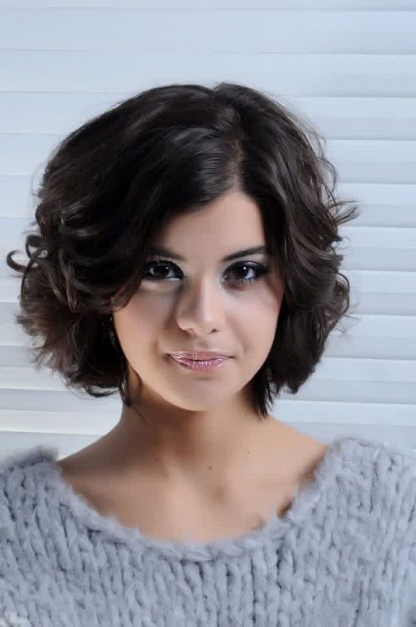 Short haircut for round face wavy hairs on Stylevore