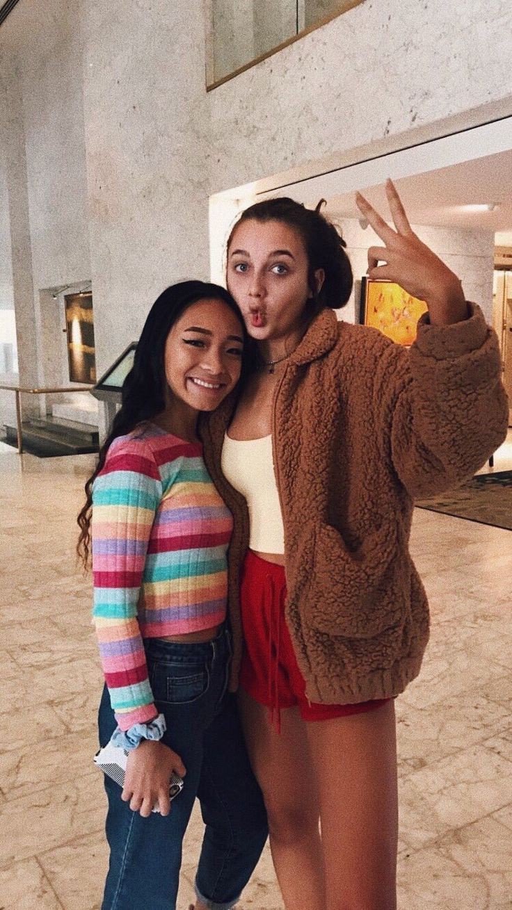 Teddy Jackets Look Inspired By Emma Chamberlain On Stylevore