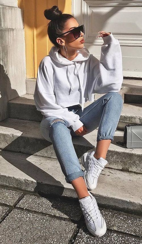 Lazy Day Baddie Outfits With sweatshirt: Messy Bun Outfits  