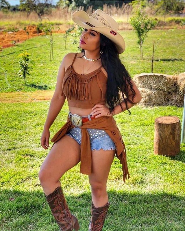 Bringing that rodeo vibe right to you with her brown fringe and cowboy boots!: Cowgirl Outfits,  Cowboy hat  