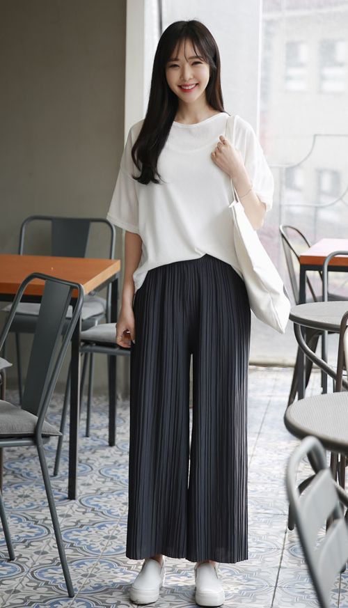 Ways to wear palazzo pants outfit: Pleated Palazzo Pants,  Palazzo Capri Pants  