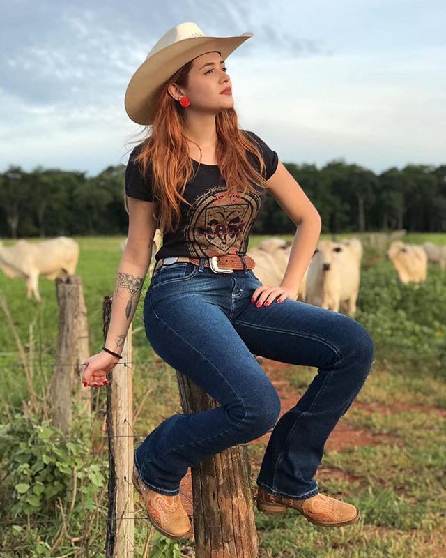 Cute Cowgirl Jeans Outfits on Stylevore