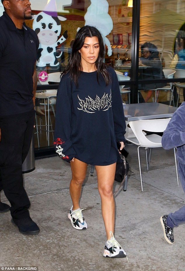 Kourtney Kardashian, Women's over sized t shirt: Kris Jenner,  Scott Disick,  Kourtney Kardashian,  Sofia Richie,  T-Shirt Outfit  