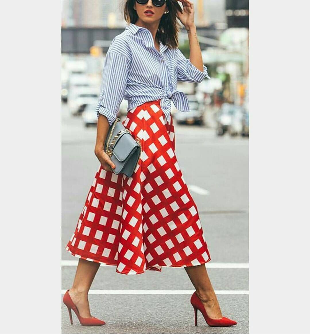 Camisa con rayas azules con falda | Outfits With Red Shoes | Camisa blanca, Red Shoes Outfits,