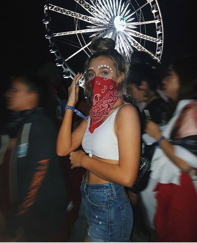 Emma Chamberlain Coachella 2019 Day 2  Ropa de festival, Outfits winter,  Moda del momento