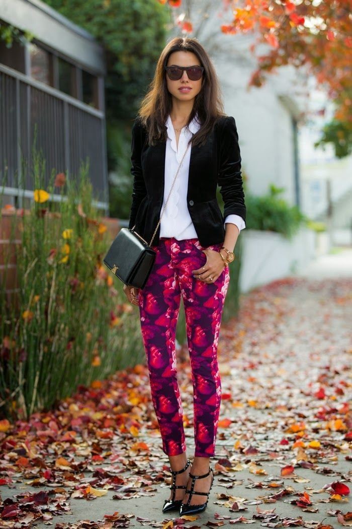 Floral pants street style, Street fashion: Jeans Fashion,  Floral design,  Floral Pants,  Street Style,  Casual Outfits,  Floral Outfits,  Printed Pants,  Low-Rise Pants  