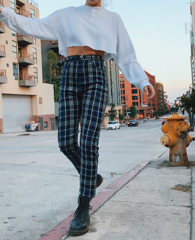 Suggestions for cool emma chamberlain outfits, Paris Fashion Week: Harem pants,  Emma Chamberlain,  Casual Outfits,  Plaid Pants  