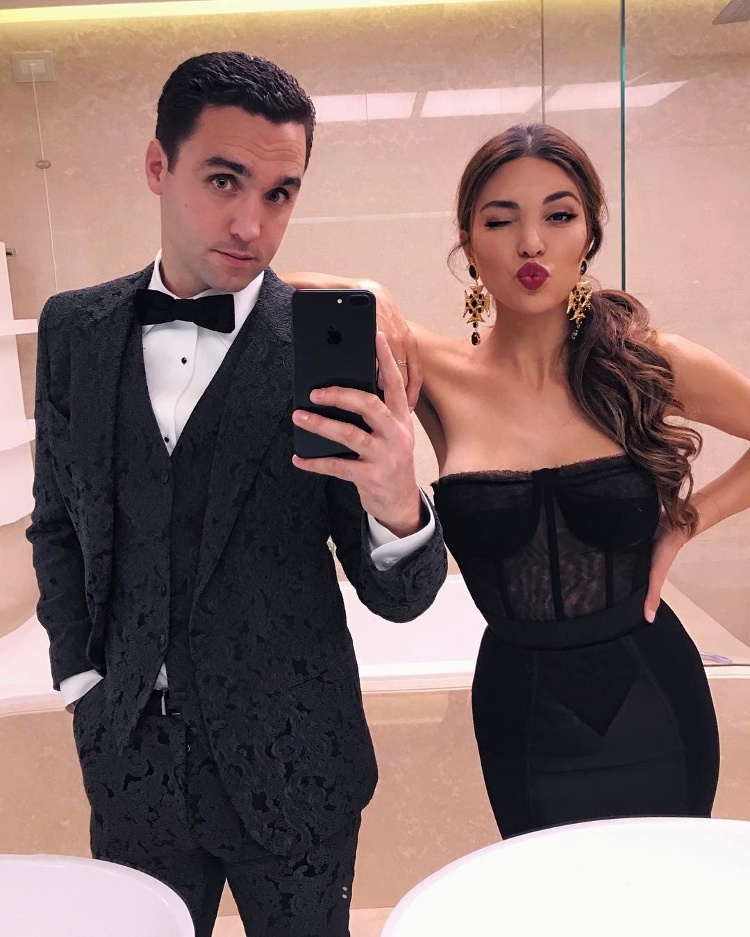 Negin mirsalehi and maurits, 10 Anos Juntos: couple outfits  