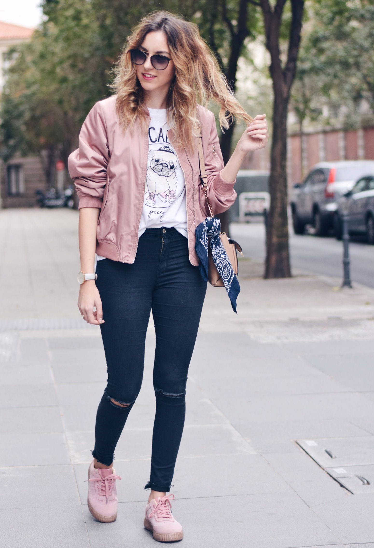 Outfit con tenis rosas, Casual wear: Sports shoes,  Casual Outfits,  Jacket Outfits  