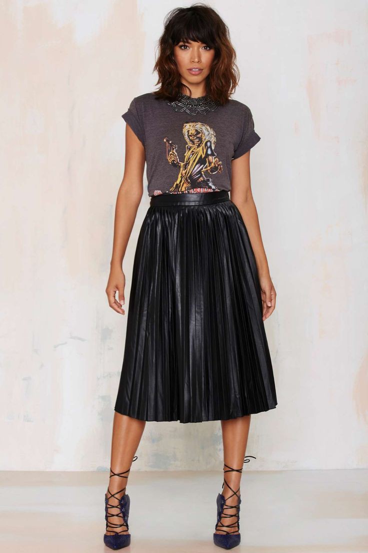 Pleated midi skirt with t shirt | Outfit With Pleated Skirts | Crop top ...