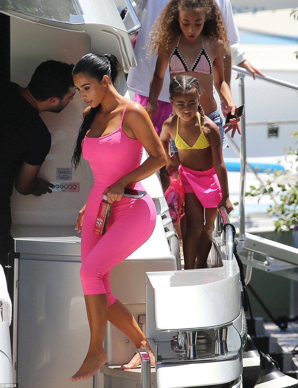 Hot and beautiful kim kardashian 119: Kim Kardashian,  Kris Jenner,  Kanye West,  Larsa Younan  