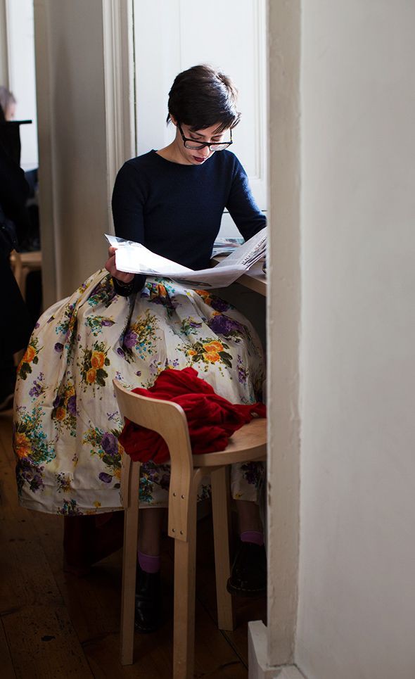 Find out these trending sartorialist flower skirt, The Sartorialist: Floral design,  Floral Skirt,  Street Style,  Midi Skirt Outfit  