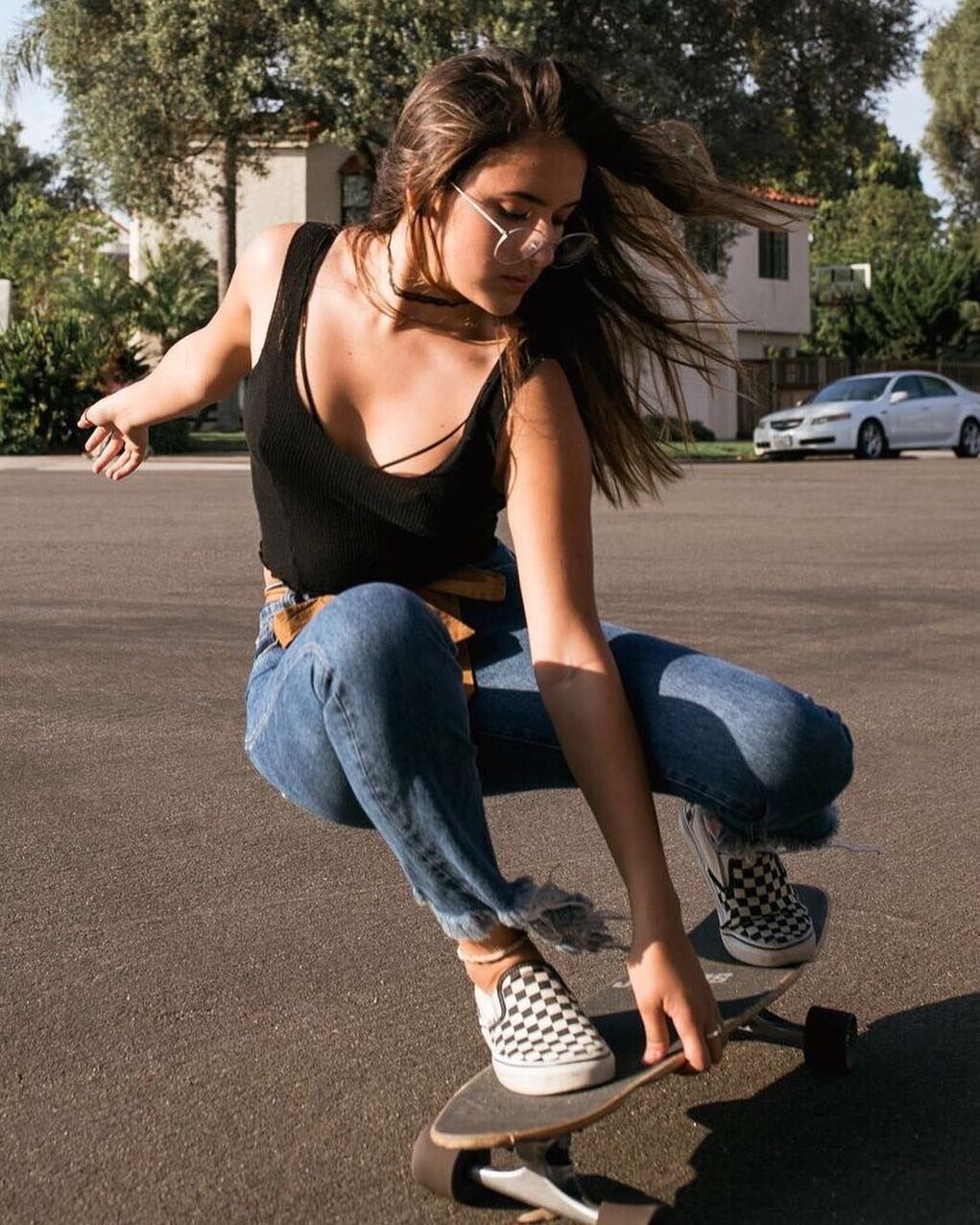 Skater girl outfit with checkered vans | Checkered Vans Outfits | Plimsoll  shoe, Sports shoes, vans outfits