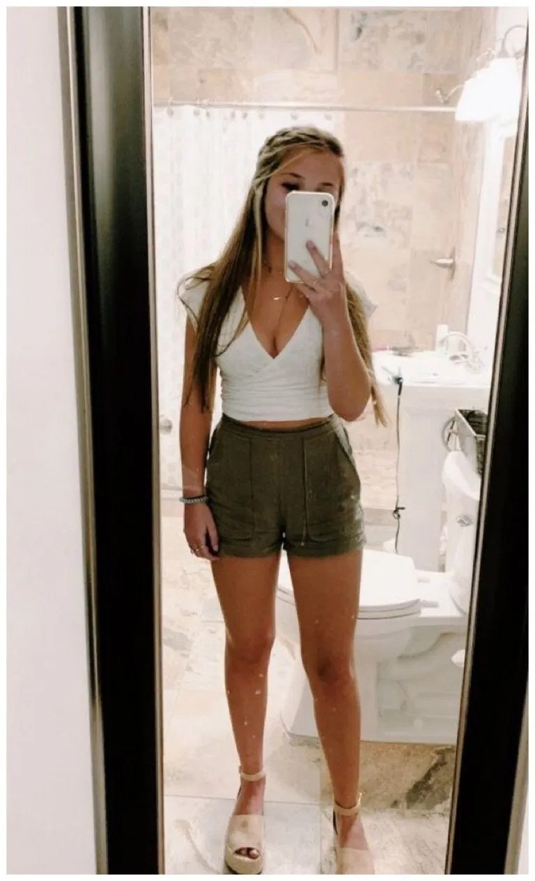 Paper bag shorts outfit, Casual wear: School Outfit,  Crop top,  Fanny pack,  Casual Outfits,  Boxer shorts  