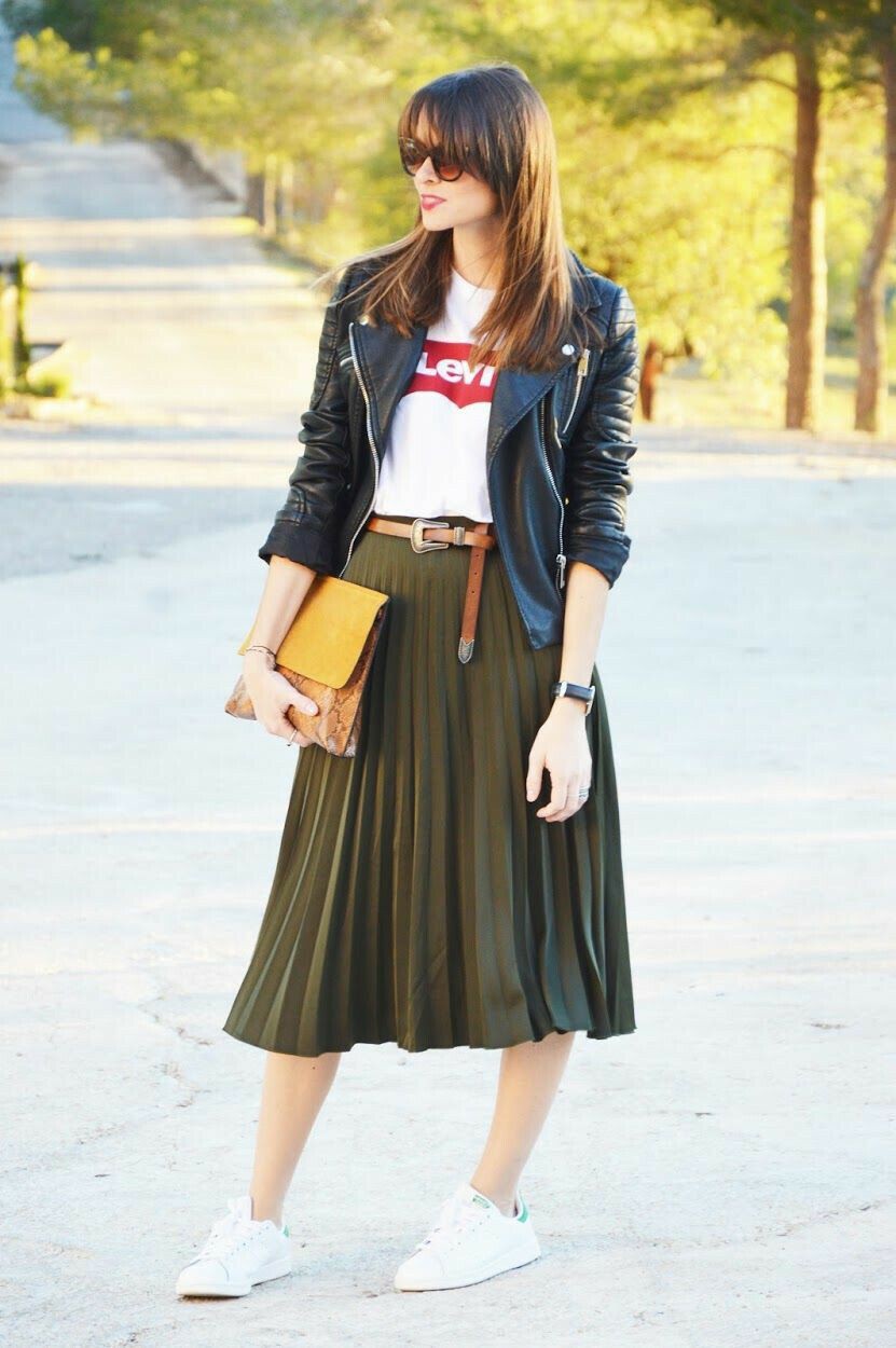 Outfits con falda midi plisada | Outfit With Pleated Skirts | Denim skirt,  Skirt Outfits,