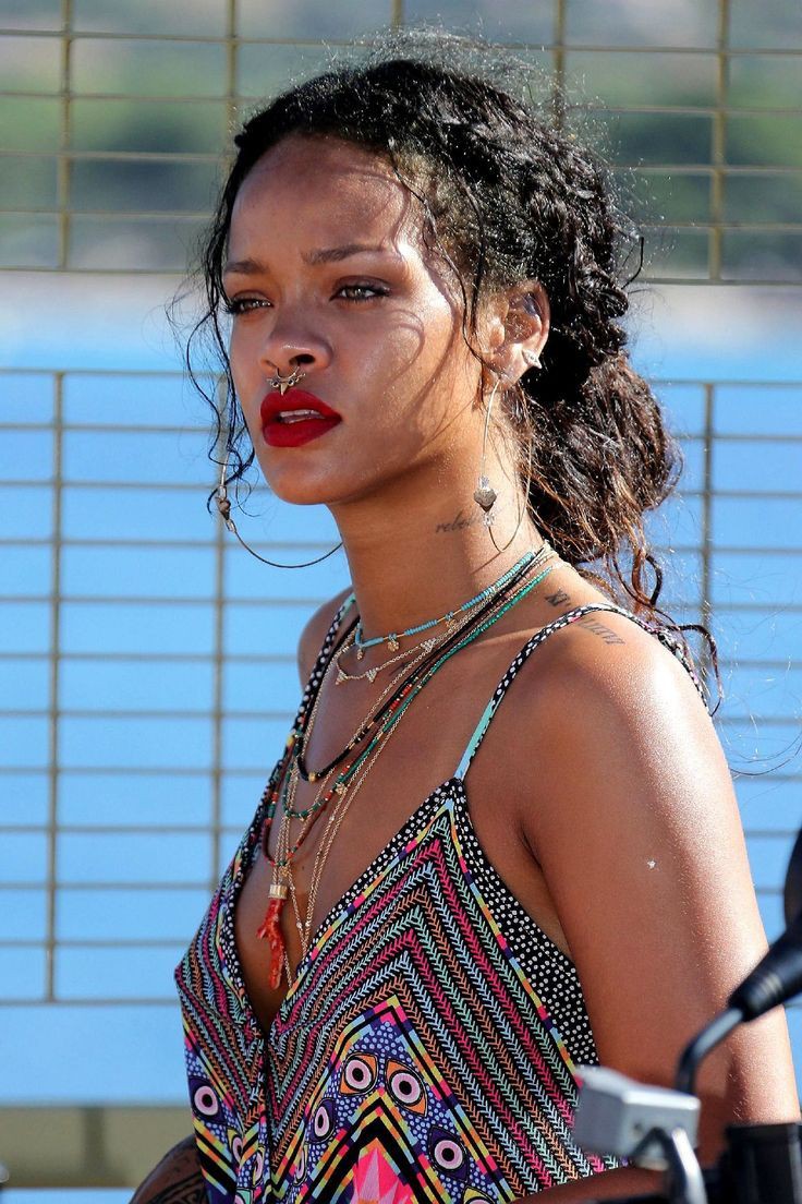 Rihanna Hairs: Rihanna Best Looks  