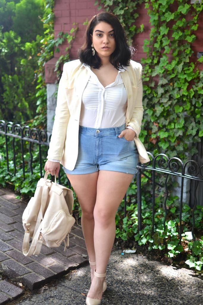 Embrace your curves @kaylanegss .
.
.#em #Hot Curvy: Plus size outfit,  Curvy Girls,  Body Goals  