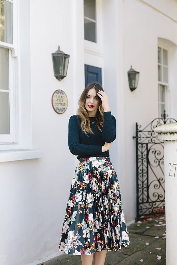 Floral pleated skirt outfit, Floral Skirt: Skirt Outfits,  Floral design,  Floral Skirt,  Fashion week,  Floral Midi,  Casual Outfits,  Pleated Skirt,  FLARE SKIRT,  Swing skirt  