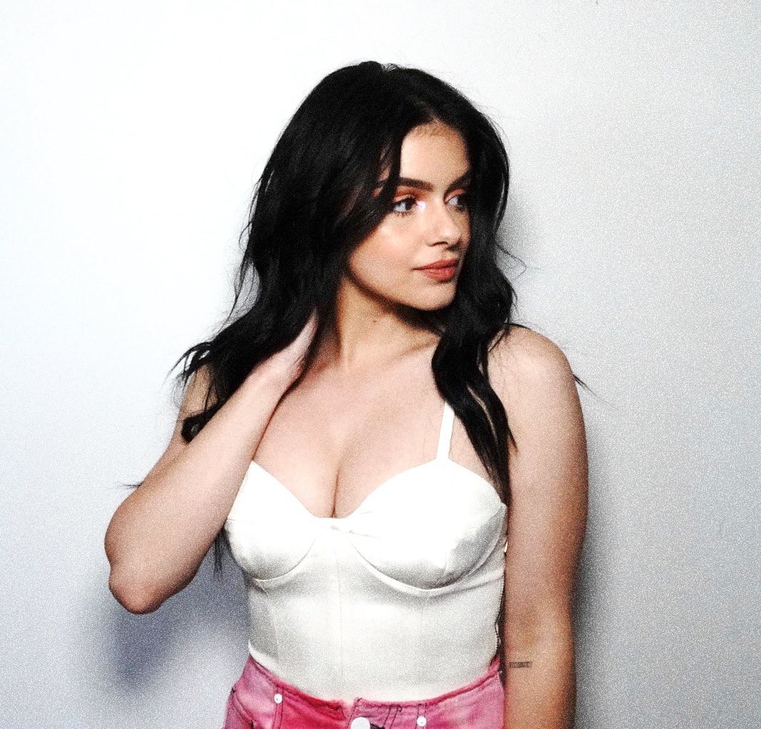 Eye catching ariel winter, Modern Family: Sarah Hyland,  Ariel Winter,  Levi Meaden,  Hot Instagram Models  