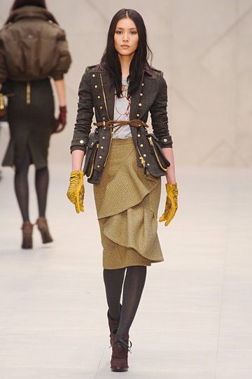 Dresses ideas militÃ¤r catwalk, London Fashion Week: Fashion show,  Fashion week,  Haute couture,  Military Jacket Outfits  